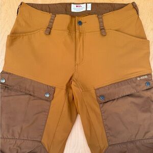 Fjallraven women’s hiking trekking cargo pants
Size 34” short 30” inseam